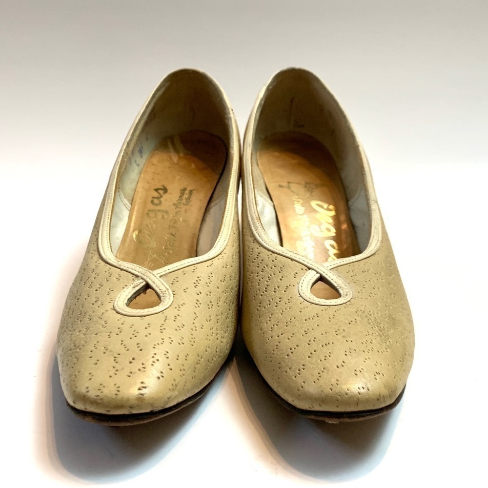 Vintage 1960s beige textured leather pumps - Picture 2 of 7